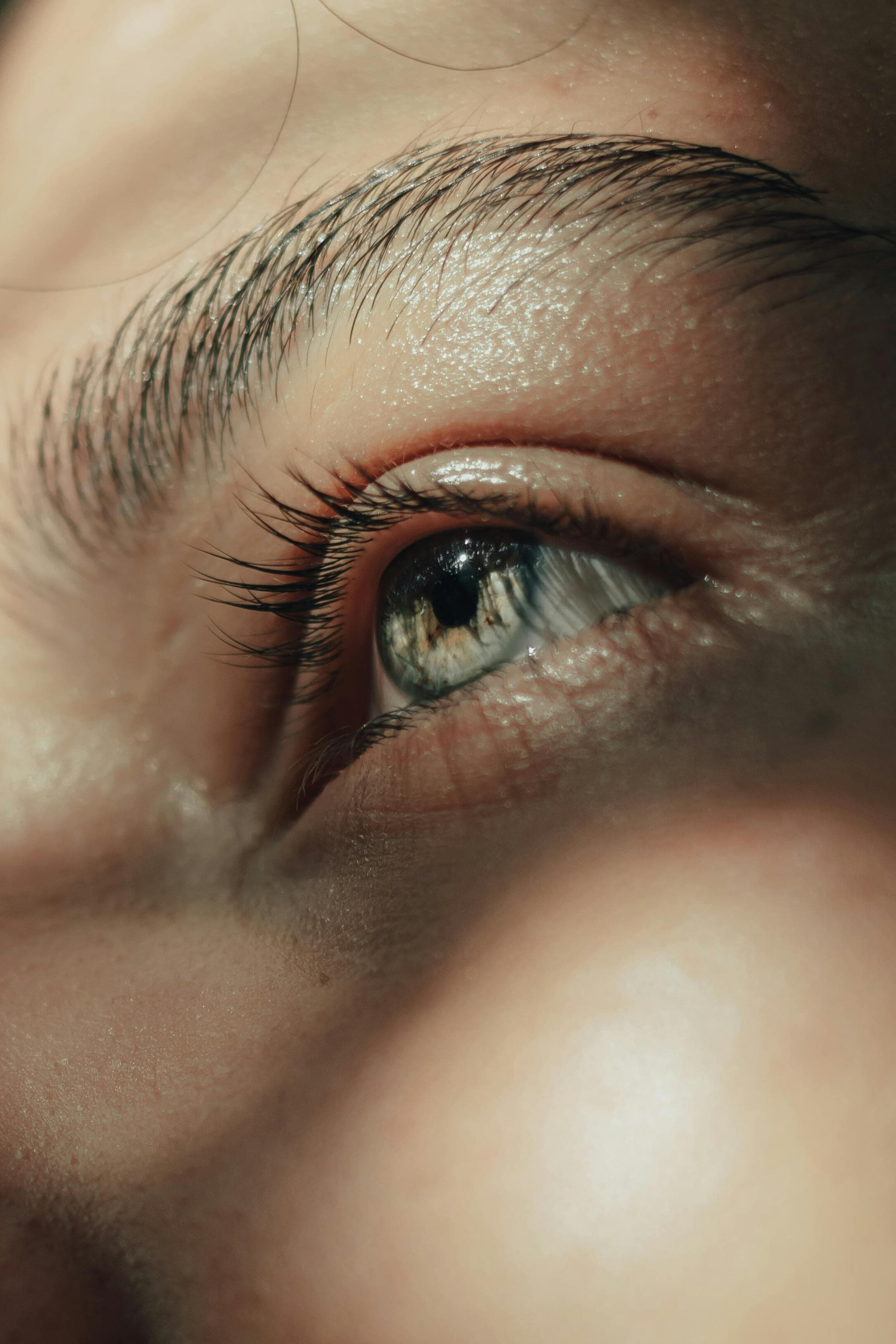 woman puts on face cream